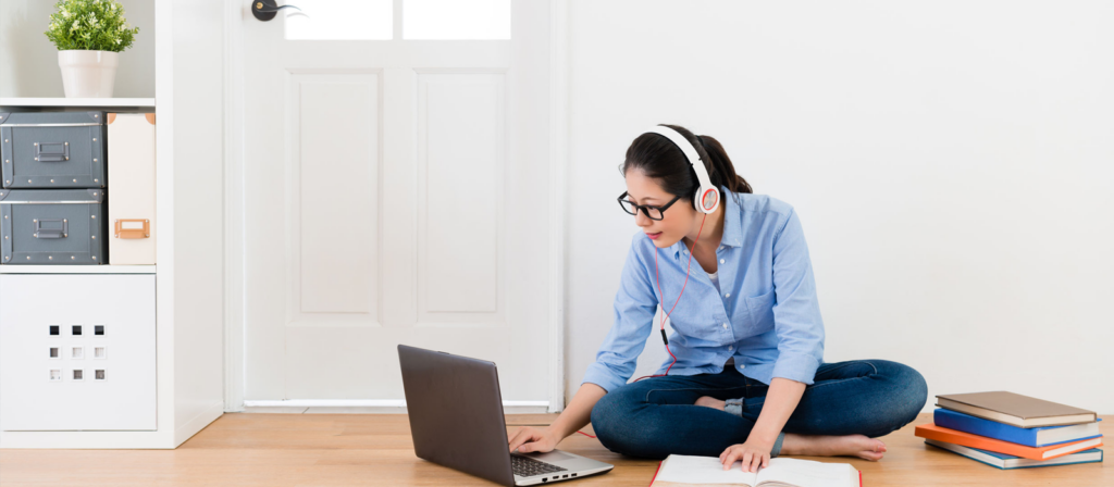student studying Japanese online